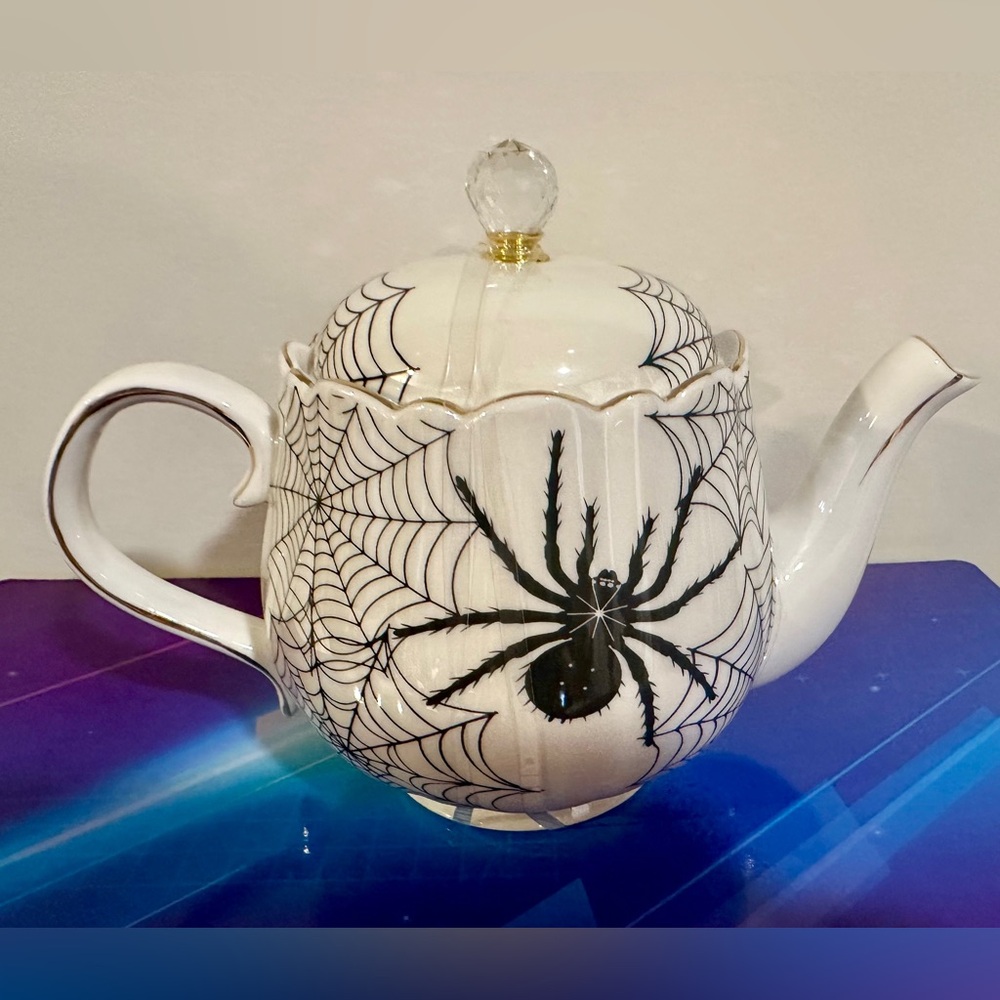 Elegant White Spider Web Teapot 🆕